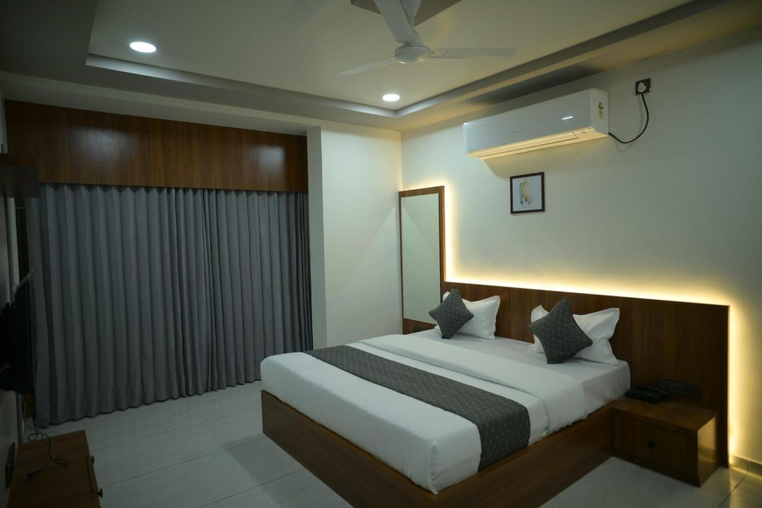 Hotel Aagman Palanpur Buitenkant foto