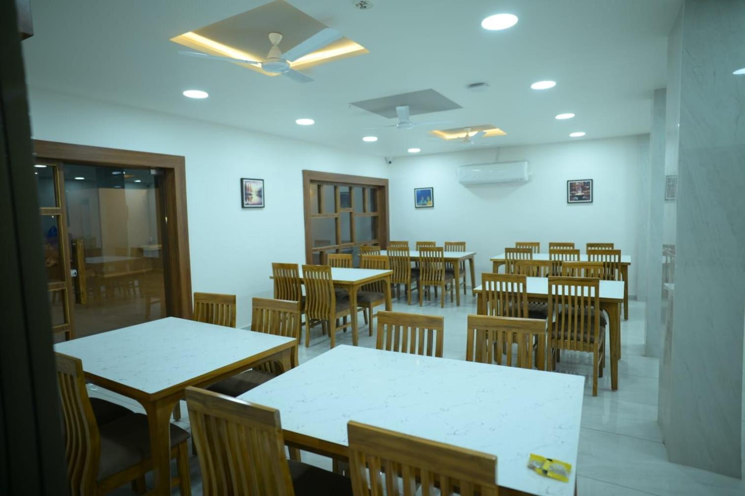 Hotel Aagman Palanpur Buitenkant foto